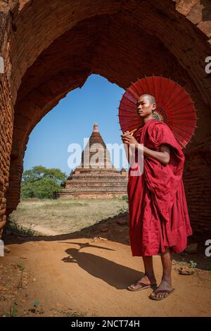 Ein buddhistischer Mönch in einer Pagode in Bagan Myanmar Stockfoto