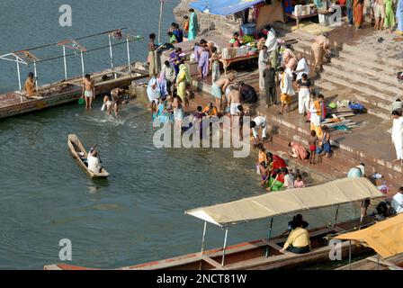 Pilger nehmen ein Bad im Narmada River im Omkareshwar District Khandva State Madhya Pradesh India Stockfoto