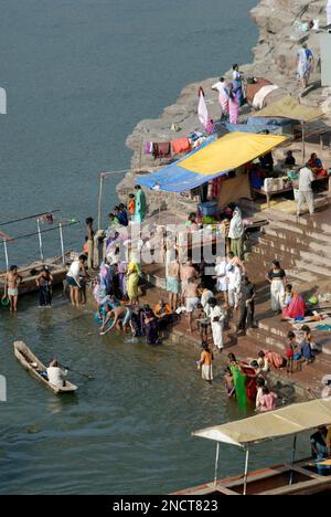 Pilger nehmen ein Bad im Narmada River im Omkareshwar District Khandva State Madhya Pradesh India Stockfoto