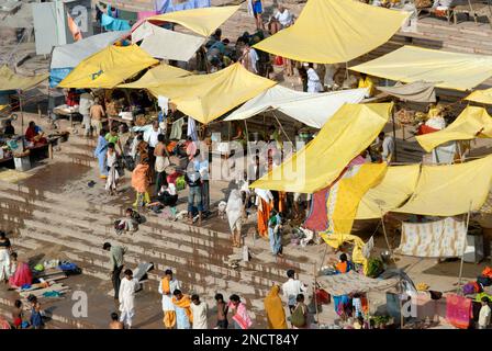 Pilger nehmen ein Bad im Narmada River im Omkareshwar District Khandva State Madhya Pradesh India Stockfoto