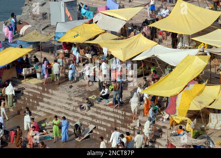 Pilger nehmen ein Bad im Narmada River im Omkareshwar District Khandva State Madhya Pradesh India Stockfoto