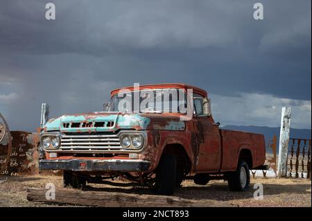 Ein alter Pick-up, der auf dem Feld verlassen wurde, ist ein 1959 Ford F-Serie F-100 dritte Generation Stockfoto