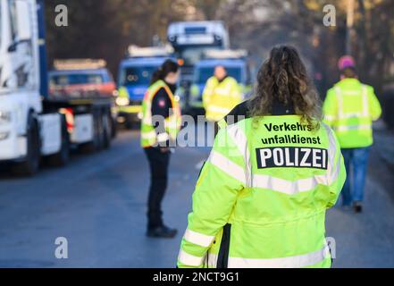 Hannover, Deutschland. 15. Februar 2023. Eine Polizistin steht nach einem Unfall vor dem Eingang zu einem Firmengelände. Ein Lastwagen hat morgens einen Mann angefahren und ihn tödlich verletzt. Der Verkehrsunfalldienst der Polizei von Hannover hat eine Untersuchung eingeleitet. Kredit: Julian Stratenschulte/dpa/Alamy Live News Stockfoto