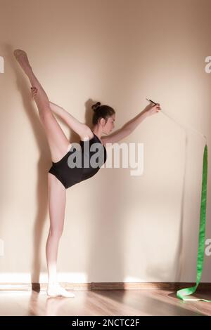 Rhythmische Gymnastik. Anmutige Mädchen-Flexibilität Stockfoto