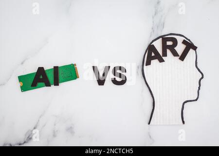 KI vs. Art Text mit Mikrochip und Kopfsymbol, Konzept der künstlichen Intelligenz Erstellung generativer Inhalte basierend auf Kunst menschlicher Autoren Stockfoto