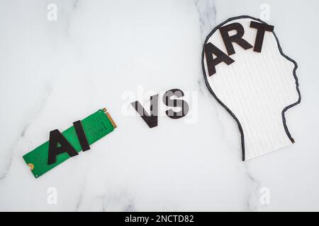 KI vs. Art Text mit Mikrochip und Kopfsymbol, Konzept der künstlichen Intelligenz Erstellung generativer Inhalte basierend auf Kunst menschlicher Autoren Stockfoto