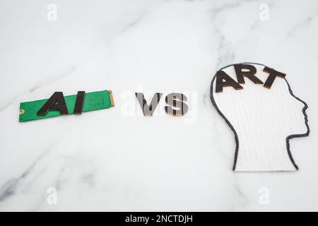 KI vs. Art Text mit Mikrochip und Kopfsymbol, Konzept der künstlichen Intelligenz Erstellung generativer Inhalte basierend auf Kunst menschlicher Autoren Stockfoto