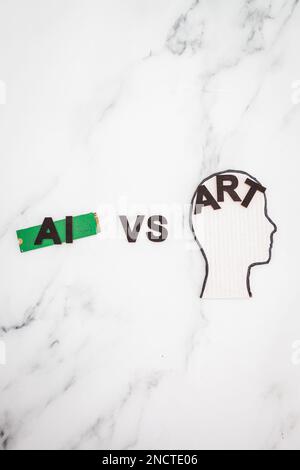 KI vs. Art Text mit Mikrochip und Kopfsymbol, Konzept der künstlichen Intelligenz Erstellung generativer Inhalte basierend auf Kunst menschlicher Autoren Stockfoto