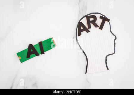 KI vs. Art Text mit Mikrochip und Kopfsymbol, Konzept der künstlichen Intelligenz Erstellung generativer Inhalte basierend auf Kunst menschlicher Autoren Stockfoto