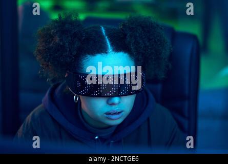 Computer, Cyberpunk-Brille oder Hackersoftware für Neon-Hacker, Phishing mit Passwörtern auf Online-Servern oder bei der Programmierung durch Mädchen. Blauer Ransomware-Entwickler Stockfoto