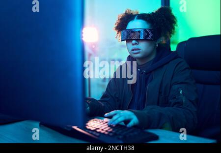 Hacker, Cyberpunk und Neon-Girl-Hacking-Software, Phishing mit Online-Servern oder Programmierkennwörtern. Blauer Ransomware-Entwickler, Cybersicherheit Stockfoto