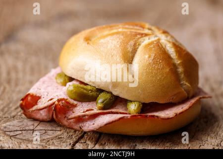 Bayerisches Leberkäse-Sandwich Auf Dark Wood Stockfoto