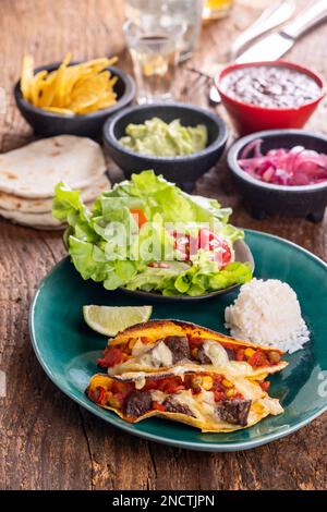 Mexikanische Tacos auf grünem Teller Stockfoto