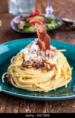 Spaghetti Carbonara Mit Salat Auf Holz Stockfoto