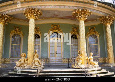 Figurengruppe, vergoldet, Chinesisches Teehaus, Schlosspark Sanssouci, Potsdam, Brandenburg, Deutschland Stockfoto