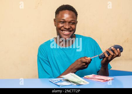 pos-Anbieter mit neuen Naira Notes Stockfoto