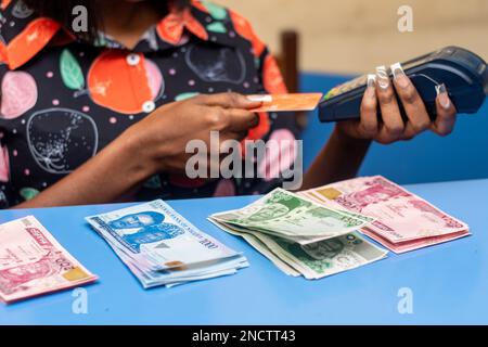 pos-Dame mit neuen Naira-Noten Stockfoto