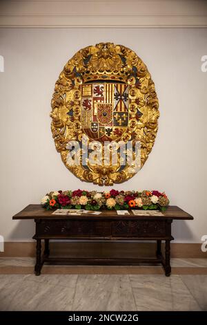 Uber die Setzerei des goldenen heraldischen Wappens von Pamplona Stockfoto