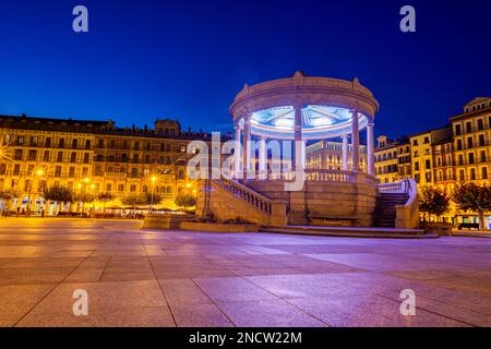 Nachtsicht auf den Hauptplatz von Pamplona, Plaza del Castillo, Navarra Spanien Stockfoto