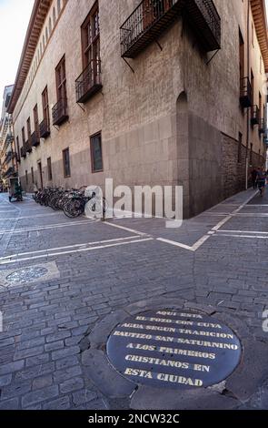 Die Gedenkstätte befindet sich an dem Ort, an dem San Saturnino die ersten christen in Pamplona, Navarre getauft hat. Spanien. Stockfoto