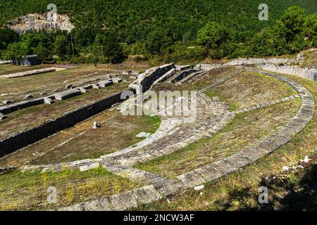 Die archäologische Ausgrabungsstätte von Amiternum, einer alten, von den Sabinen gegründeten kursiven Stadt, nördlich von L'Aquila. San Vittorino, Provinz L'Aquila, Abruzzen, Ita Stockfoto