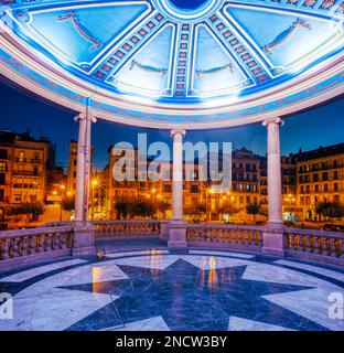 Blick auf die gewölbte Kolonnade des Platzes Plaza del Castillo in der Altstadt von Pamplona, Navarre. Spanien Stockfoto