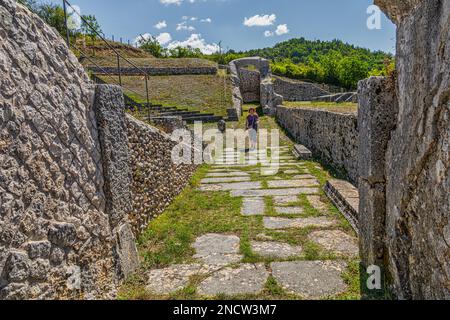 Die archäologische Ausgrabungsstätte von Amiternum, einer alten, von den Sabinen gegründeten kursiven Stadt, nördlich von L'Aquila. San Vittorino, Provinz L'Aquila, Abruzzen, Ita Stockfoto