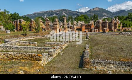 Die archäologische Ausgrabungsstätte von Amiternum, einer alten, von den Sabinen gegründeten kursiven Stadt, nördlich von L'Aquila. San Vittorino, Provinz L'Aquila, Abruzzen, Ita Stockfoto