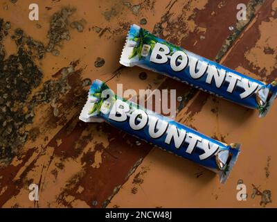 Сhocolate Bar Bounty auf braunem Hintergrund. Stockfoto