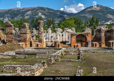 Die archäologische Ausgrabungsstätte von Amiternum, einer alten, von den Sabinen gegründeten kursiven Stadt, nördlich von L'Aquila. San Vittorino, Provinz L'Aquila, Abruzzen, Ita Stockfoto