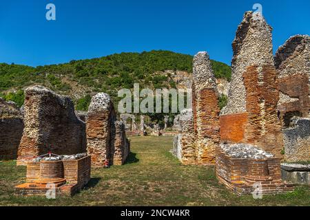 Die archäologische Ausgrabungsstätte von Amiternum, einer alten, von den Sabinen gegründeten kursiven Stadt, nördlich von L'Aquila. San Vittorino, Provinz L'Aquila, Abruzzen, Ita Stockfoto