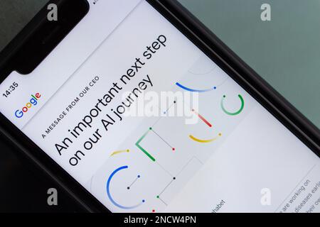 „Ein wichtiger nächster Schritt auf unserem Weg zur KI“ von der Website Blog.google auf dem iPhone. Google gab das konkurrierende KI-Projekt Bard von ChatGPT bekannt Stockfoto