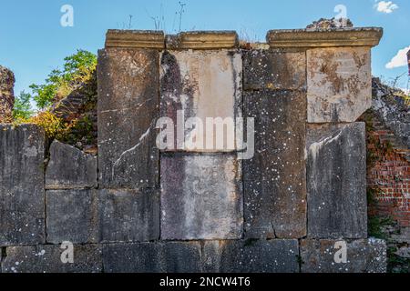 Die archäologische Ausgrabungsstätte von Amiternum, einer alten, von den Sabinen gegründeten kursiven Stadt, nördlich von L'Aquila. San Vittorino, Provinz L'Aquila, Abruzzen, Ita Stockfoto