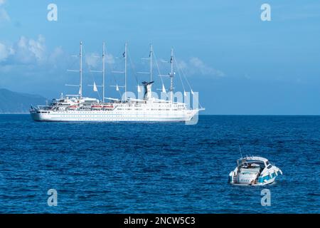 Club Med 2, ein Schoner mit fünf Masten, der am 2022. September an der Küste von Santa Margherita Liguria in Norditalien festgemacht wurde Stockfoto