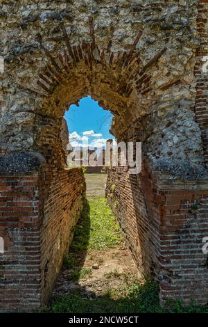 Die archäologische Ausgrabungsstätte von Amiternum, einer alten, von den Sabinen gegründeten kursiven Stadt, nördlich von L'Aquila. San Vittorino, Provinz L'Aquila, Abruzzen, Ita Stockfoto