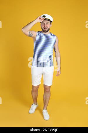 Porträt des Seemanns in voller Länge auf gelbem Hintergrund Stockfoto