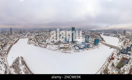 Jekaterinburg-Stadt mit Gebäuden der Regionalregierung und des Parlaments, Dramatisches Theater, Iset-Turm, Yeltsin-Zentrum, Panoramablick bei Sonnenuntergang im Winter Stockfoto