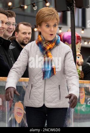 Aktenfoto vom 7. Oktober 12/2019 von SNP-Führer Nicola Sturgeon Schlittschuh-Schlittschuhlaufen während eines Besuchs auf dem Aberdeen Weihnachtsmarkt im Quad, Marischal College, auf dem Wahlkampfpfad. Stör, der laut BBC als schottischer erster Minister zurücktreten soll. Ausgabedatum: Mittwoch, 15. Februar 2023. Stockfoto