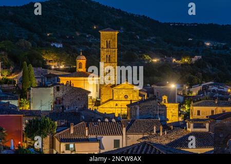 Nächtlicher Blick auf die Kollegialkirche Santa Cristina in Bolsena. Bolsena, Provinz Viterbo, Latium, Italien, Europa Stockfoto