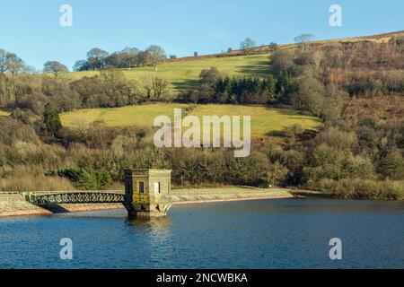 Talybont Reservoir und Kontrollturm Brecon Beacons Stockfoto