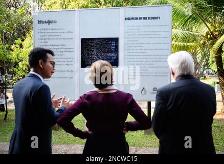 Phnom Penh, Kambodscha. 15. Februar 2023. Der deutsche Präsident Frank-Walter Steinmeier und seine Frau Elke Büdenbender werden vom Leiter des Museumsarchivs Song Pheaktra durch das Tuol-Sleng-Genozid-Museum geführt. Das Museum ist das ehemalige Gefängnis der Roten Khmer S-21 und dient zur Erinnerung an die Verbrechen, die dort während des Völkermords in Kambodscha zwischen 1975 und 1979 begangen wurden. Präsident Steinmeier und seine Frau besuchen die Länder Kambodscha und Malaysia während einer fünftägigen Reise nach Südostasien. Kredit: Bernd von Jutrczenka/dpa/Alamy Live News Stockfoto