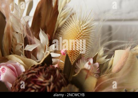 Wunderschöner, eleganter, getrockneter Blumenstrauß, Nahaufnahme Stockfoto