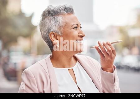 Seniorin, Telefon und Sprachnotiz in der Stadt für Kommunikation, Unterhaltung oder Diskussion. Glückliche ältere Frau, die lächelt und mit dem Smartphone spricht Stockfoto
