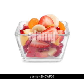 Köstlicher frischer Obstsalat in Glasschüssel auf weißem Hintergrund Stockfoto