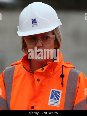 Aktenfoto vom 6.10/2014 des stellvertretenden Ersten Ministers von Schottland, Nicola Sturgeon, bei einem Besuch des North Shore Queensferry Crossing Geländes, um die Fortschritte beim Bau des North Tower Sturgeon zu sehen, der laut BBC als schottischer Erster Minister zurücktreten soll. Ausgabedatum: Mittwoch, 15. Februar 2023. Stockfoto