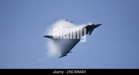 11/09/22 Ein Eurofighter-Taifun der spanischen Luftwaffe erzeugt Wolken über dem Rumpf, der sich auf der Torre del Mar Airshow durch seinen Rumpf bewegt. Stockfoto