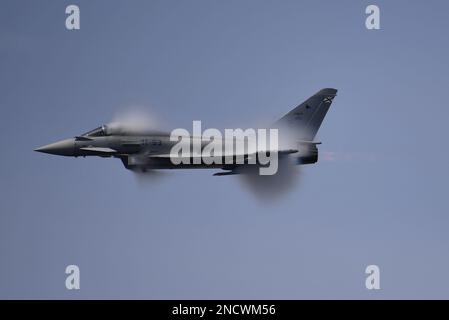 11/09/22 Ein Eurofighter-Taifun der spanischen Luftwaffe erzeugt Wolken über dem Rumpf, der sich auf der Torre del Mar Airshow durch seinen Rumpf bewegt. Stockfoto