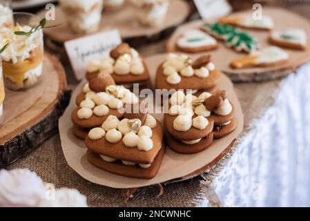 Süße Weihnachtsbuffets mit Cupcakes und anderen Desserts. Schokoriegel. Stockfoto