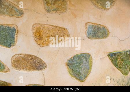 Stein Wand als Hintergrund oder Textur. Ein Beispiel von Mauerwerk als Verkleidung von Außenwänden. Stockfoto