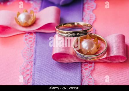 Eheringe liegen weiches Hochzeitskissen Stockfoto